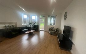North London A Spacious 7 Bedroom House Accommodating Up To 18 People Complete With Own Gym And Table Tennis