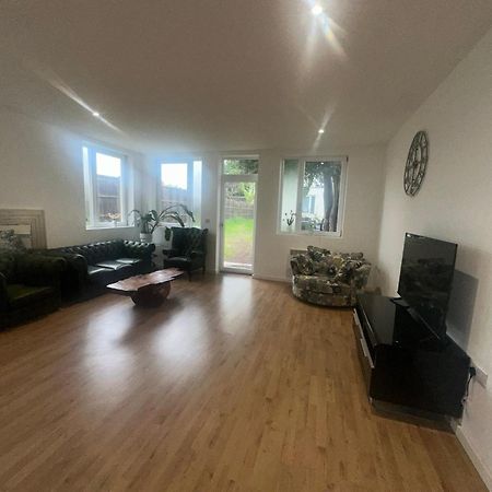 North London A Spacious 7 Bedroom House Accommodating Up To 18 People Complete With Own Gym And Table Tennis Exteriér fotografie