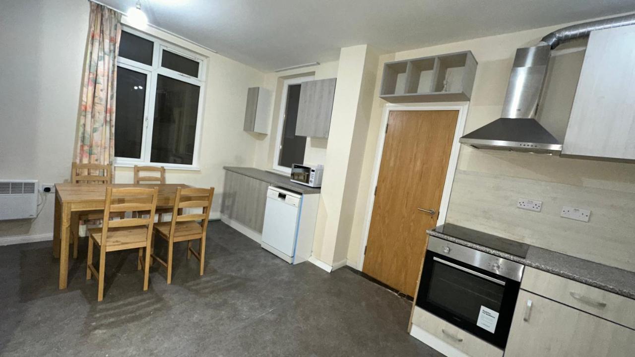 North London A Spacious 7 Bedroom House Accommodating Up To 18 People Complete With Own Gym And Table Tennis Exteriér fotografie