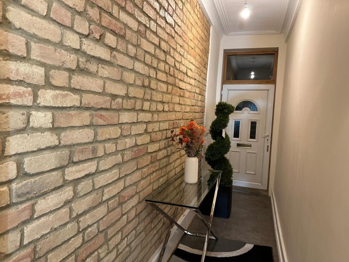 North London A Spacious 7 Bedroom House Accommodating Up To 18 People Complete With Own Gym And Table Tennis Exteriér fotografie