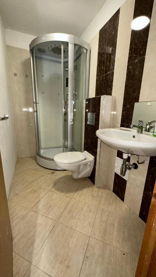 North London A Spacious 7 Bedroom House Accommodating Up To 18 People Complete With Own Gym And Table Tennis Exteriér fotografie