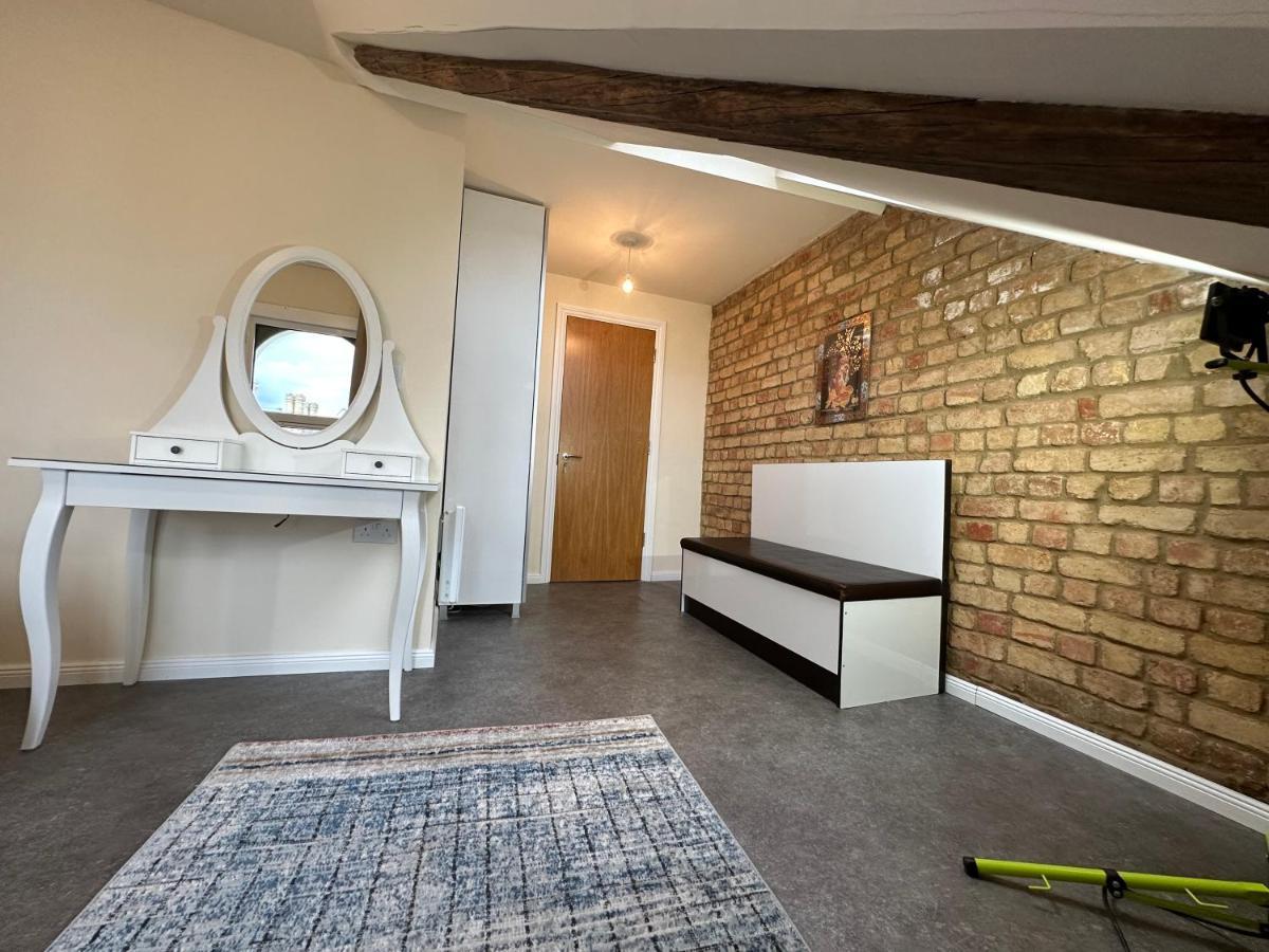 North London A Spacious 7 Bedroom House Accommodating Up To 18 People Complete With Own Gym And Table Tennis Exteriér fotografie