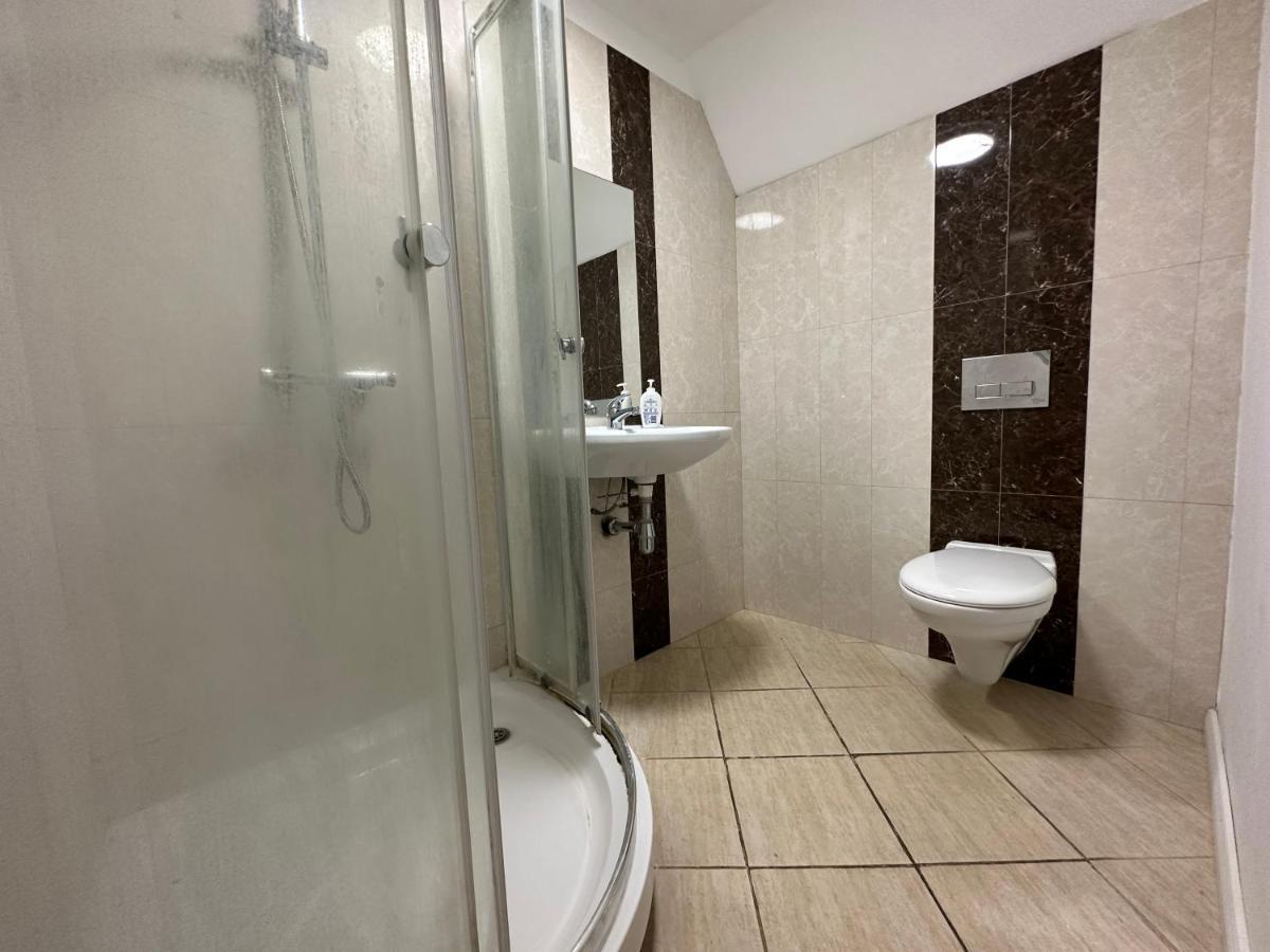 North London A Spacious 7 Bedroom House Accommodating Up To 18 People Complete With Own Gym And Table Tennis Exteriér fotografie