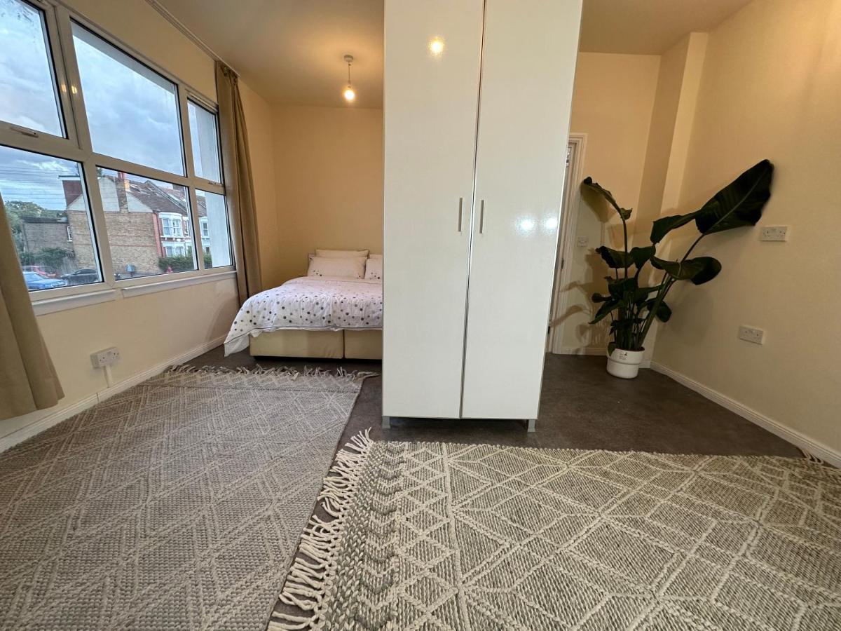 North London A Spacious 7 Bedroom House Accommodating Up To 18 People Complete With Own Gym And Table Tennis Exteriér fotografie