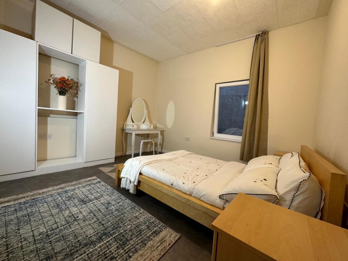 North London A Spacious 7 Bedroom House Accommodating Up To 18 People Complete With Own Gym And Table Tennis Exteriér fotografie