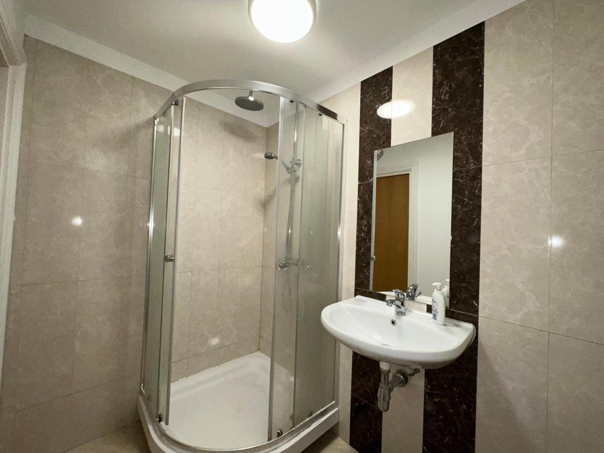 North London A Spacious 7 Bedroom House Accommodating Up To 18 People Complete With Own Gym And Table Tennis Exteriér fotografie