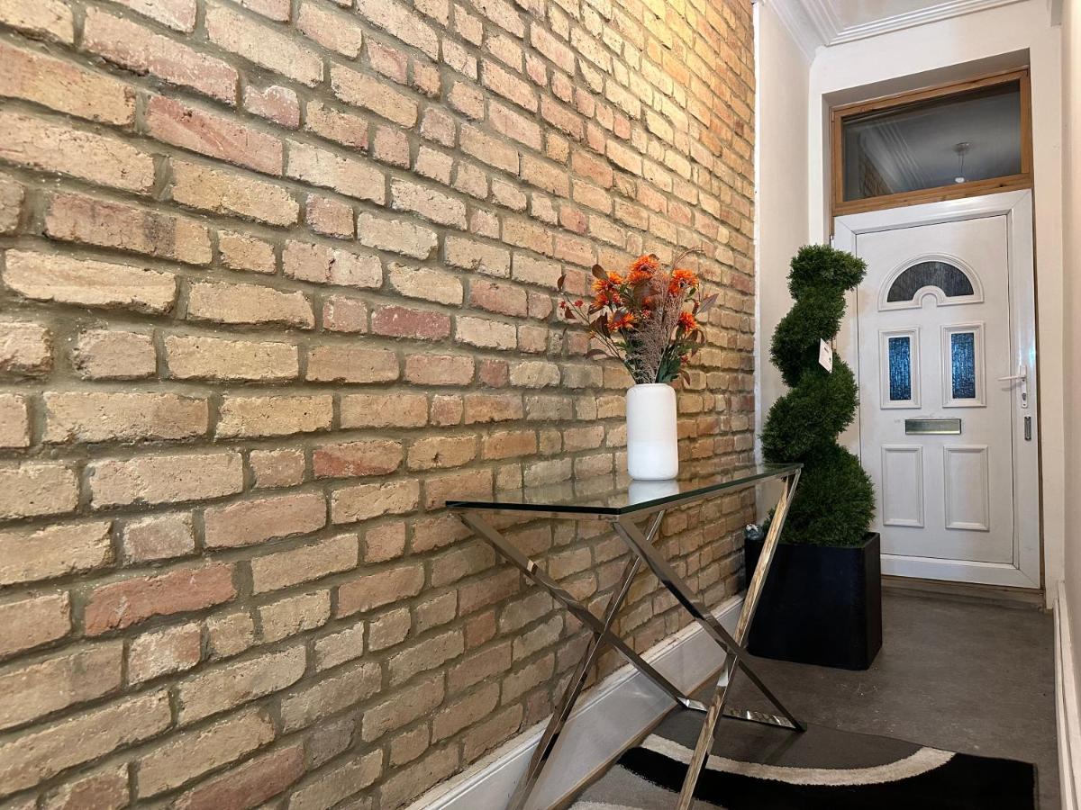 North London A Spacious 7 Bedroom House Accommodating Up To 18 People Complete With Own Gym And Table Tennis Exteriér fotografie